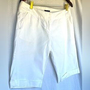 Studio Y Size 7/8 white capri shorts cottonn